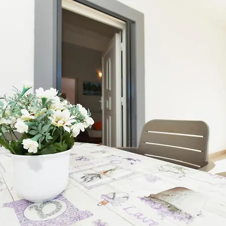 Lavender Apartment Vir