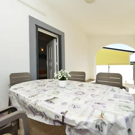 Lavender Apartment *
