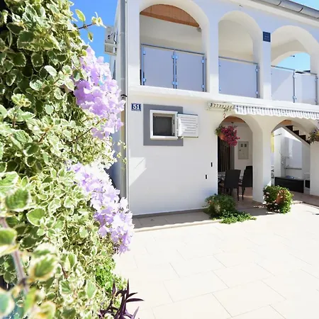 Lavender Apartment Vir